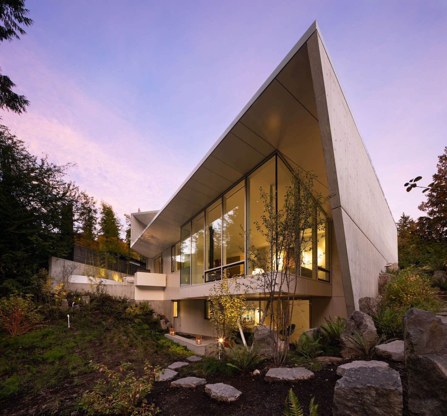 Edgemont Residence in Vancouver, CanadaHouses